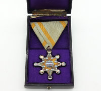 Cased Order of the Sacred Treasure 8th Class