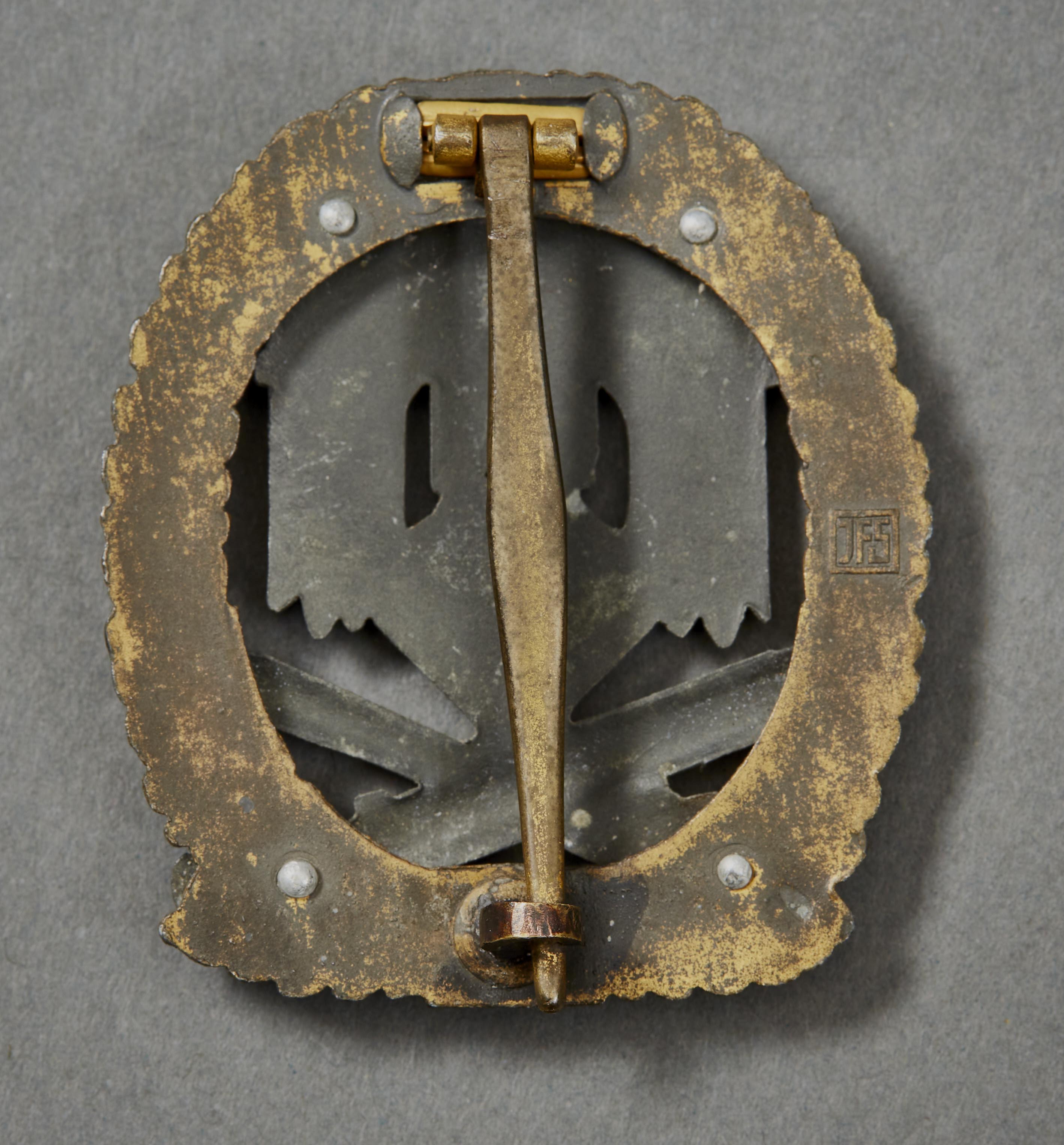 General assault badge with 