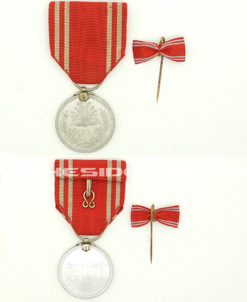 Japanese Army Men's Red Cross Medal w lapel pin