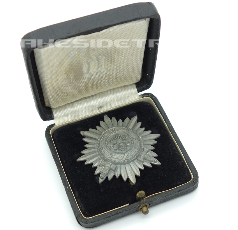 Cased - Gold 1st Class Eastern Peoples Badge by 100